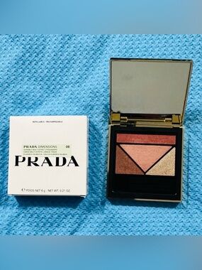 PRADA
Dimensions Multi-Effect Refillable
Eyeshadow Palette Color: 08 Pansy